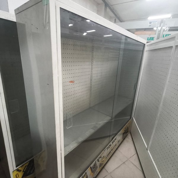 Vitrina Exhibidora con Frente de Vidrio y Fondo Perforado