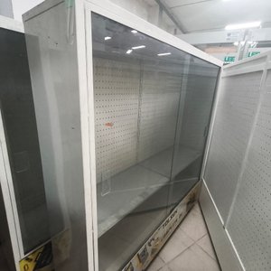 Lote anterior: Vitrina Exhibidora con Frente de Vidrio y Fondo Perforado