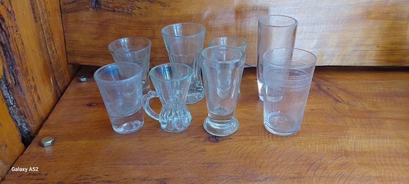 Lote siguiente: Colección de vasos y tazas de vidrio
