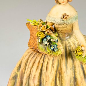 Figura de ceramica italiana dama con flores, firmada Cachapotte altura 28 cm - imagen 3