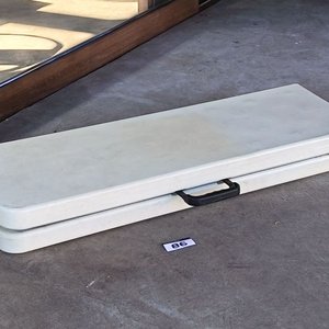 Banco Plegable Tipo Valija - Estructura de Alta Resistencia Banco corrido multiuso plegable a la mitad. Cuenta con una superficie de polietileno de alta densidad (HDPE) resistente a la intemperie y protección UV, ideal tanto para interiores como para exteriores. Medidas aproximadas: 183 cm de largo × 29,50 cm de ancho × 43,50 cm de alto – Con Detalle con Pequeña roptura - imagen 10