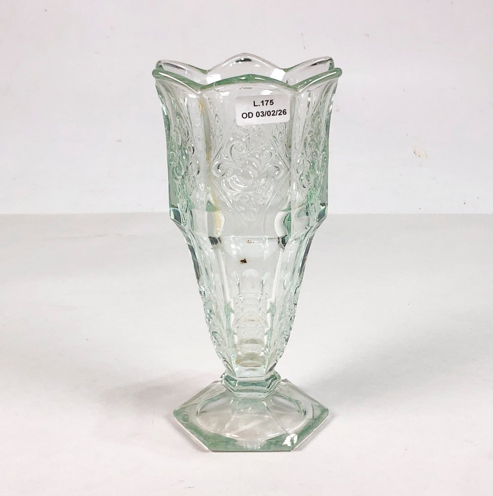 Vaso de vidrio con borde irregular