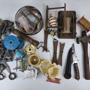 Lote siguiente: Lote de Accesorios y Herramientas para Pesca: Plomadas, Hilos y Más