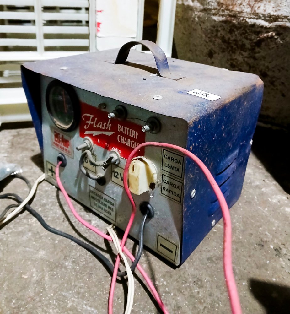 Cargador de batería 12V portátil y recargable - imagen 3