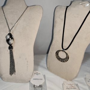 Lote de 50 Piezas de Joyería en Acero Quirúrgico: Collares, Aros y Pulseras Nuevas - imagen 6