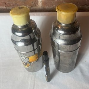 Set de 2 Cocteleras de Acero Inoxidable con Tapa Amarilla - imagen 4