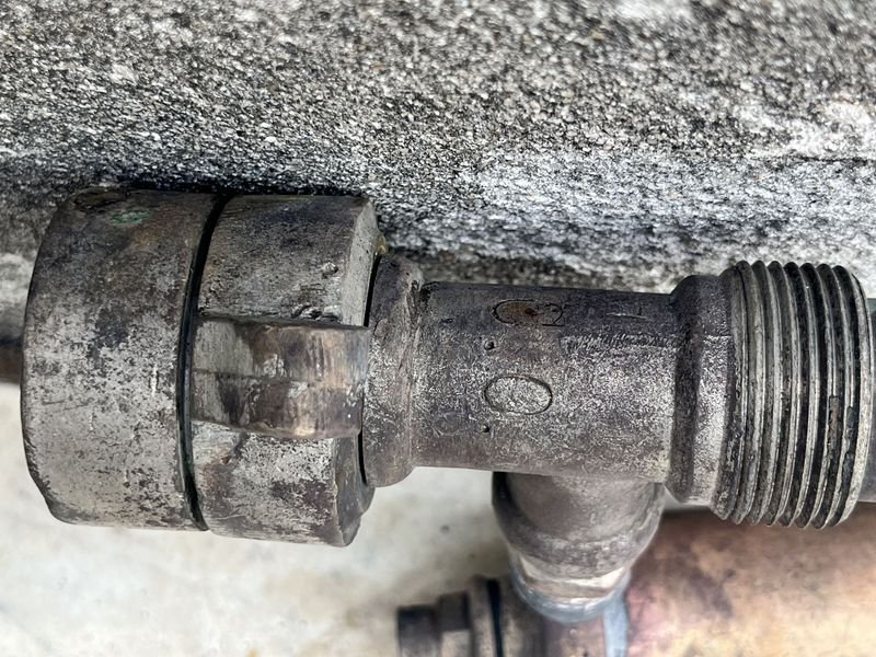 Antigua bomba de barril de bronce y hierro para cerveza - imagen 3