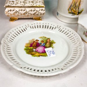 Lote de 4 piezas de porcelana: 2 alhajeros, platillo calado y florero - imagen 5