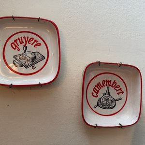Lote anterior: Set de 2 Platos Cuadrados Decorativos de Cerámica con Diseños de Queso
