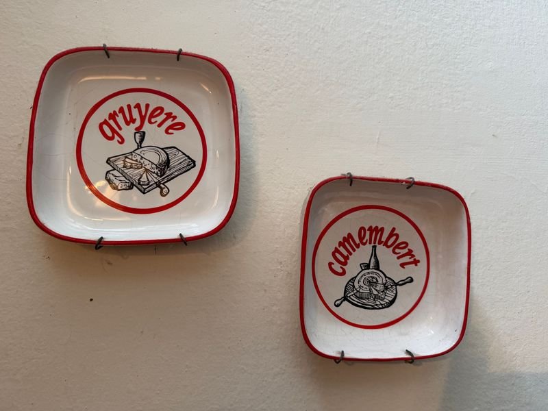 Set de 2 Platos Cuadrados Decorativos de Cerámica con Diseños de Queso