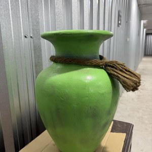 Jarrón Verde Grande de Cerámica Pintado a Mano con Piñas Decorativas - imagen 3