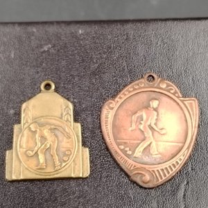 Dos Medallas Antiguas de Bochas - imagen 3