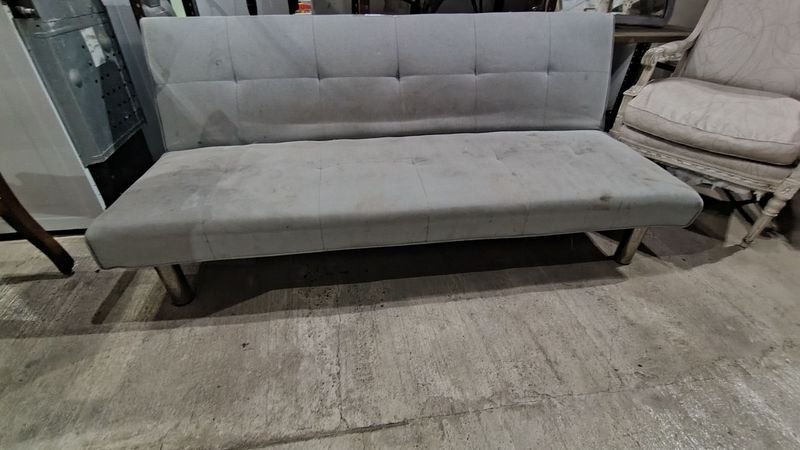 Sofá cama tapizado en gris con detalles - imagen 3