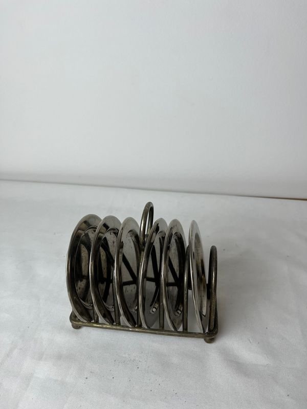 Porta tostadas de metal con diseño elegante - imagen 4