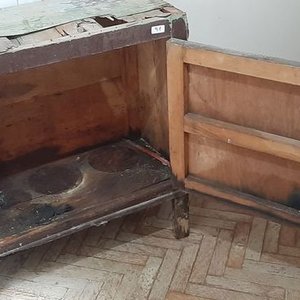 Mueble antiguo de madera con una puerta para restaurar - imagen 2