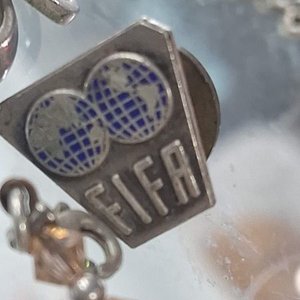 Lote de Joyería y Accesorios: Reloj, Anillos, Pin FIFA y Más - imagen 4