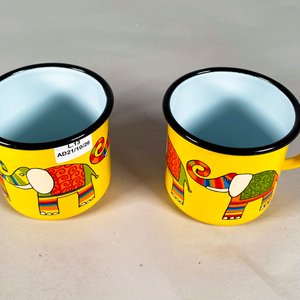 Par de Tazas Esmaltadas Amarillas con Diseño de Elefantes - imagen 2