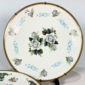 Dos Platos Llanos de Porcelana Blanca con Flores y Greca - imagen 1