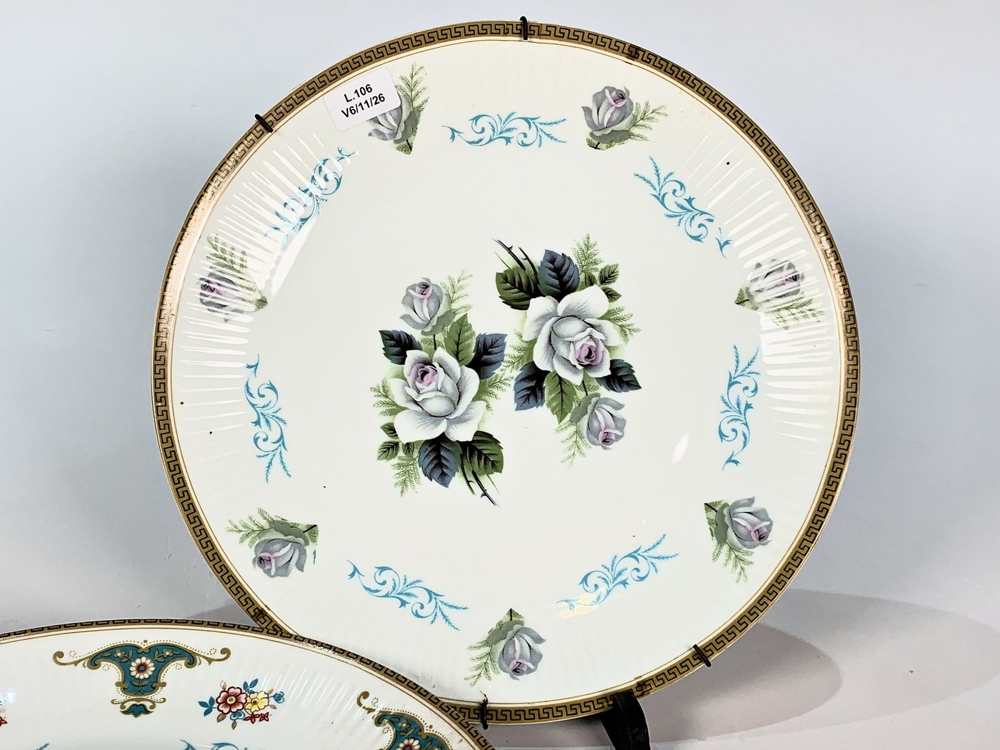 Dos Platos Llanos de Porcelana Blanca con Flores y Greca