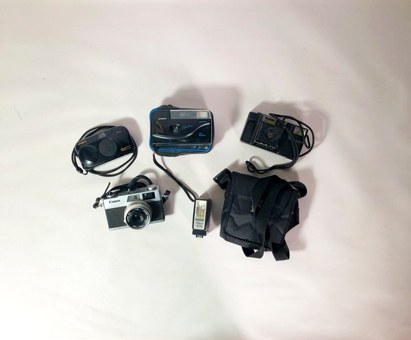Lote de 5 Cámaras Fotográficas Analógicas y Accesorios