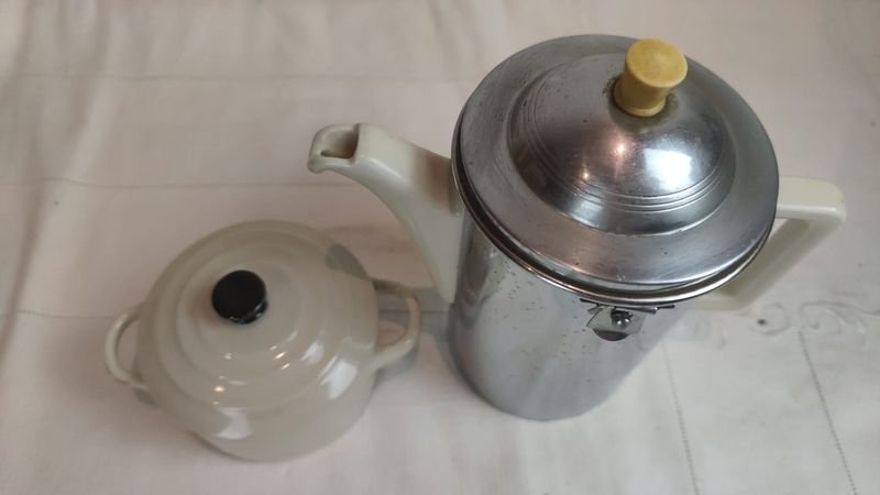 Azucarera y Tetera de Porcelana Alemana con Camisa en Metal para Picnic - imagen 2