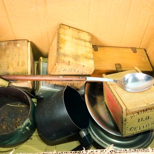 Lote de Hielera Metálica, Pava de Aluminio, Cajas de Madera y Piezas de Servir Vintage - imagen 5