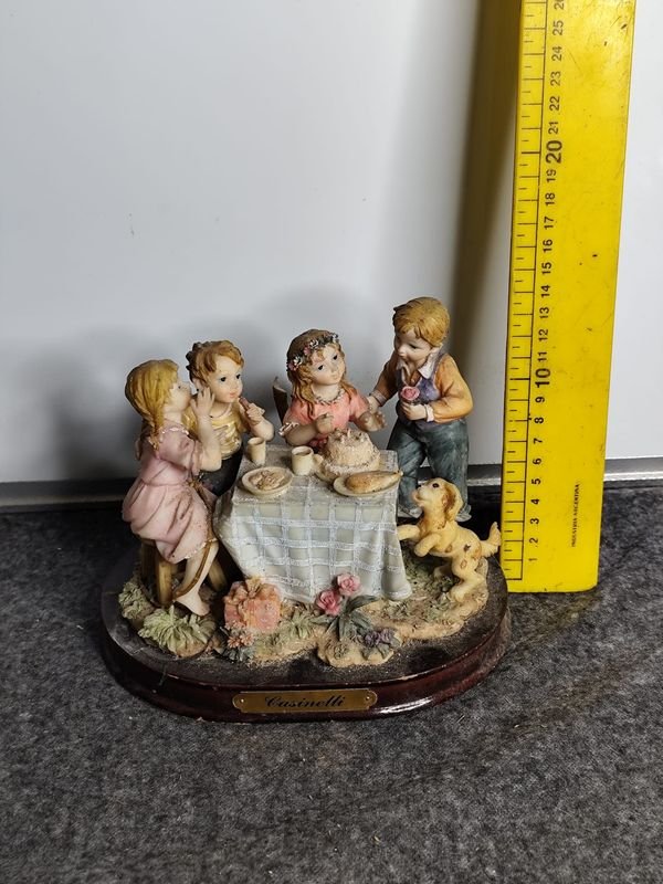 Figura "Cassinelli" de Niños en Mesa con Torta y Perro, Base de Madera - imagen 1