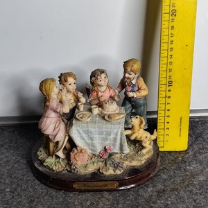 Figura "Cassinelli" de Niños en Mesa con Torta y Perro, Base de Madera - imagen 1