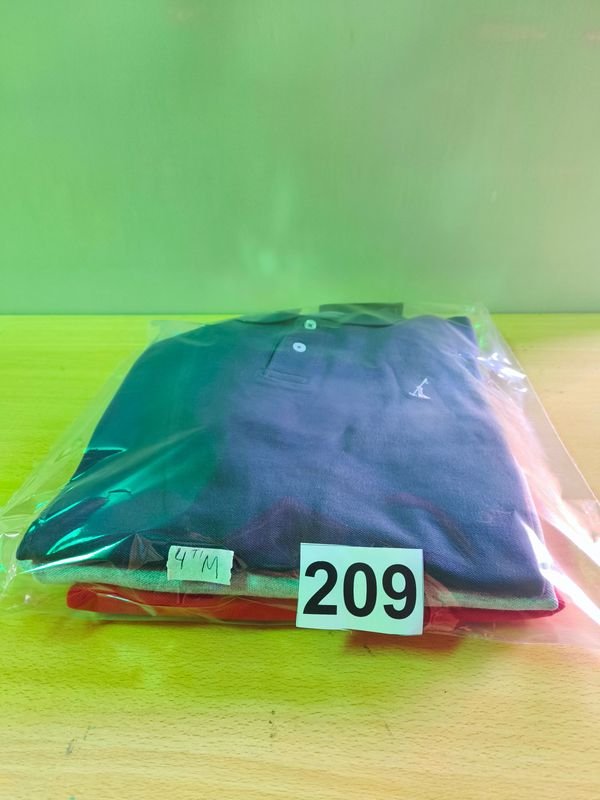 Remeras de Cuello Blanco con Botones - imagen 2