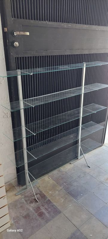 Lote siguiente: Estante de biblioteca en hierro con estantes de vidrio