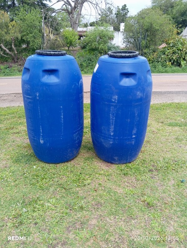 Dos Tanques Plásticos Azules de 200 Litros con Tapa Rosca Negra
