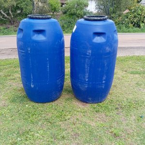 Dos Tanques Plásticos Azules de 200 Litros con Tapa Rosca Negra - imagen 1