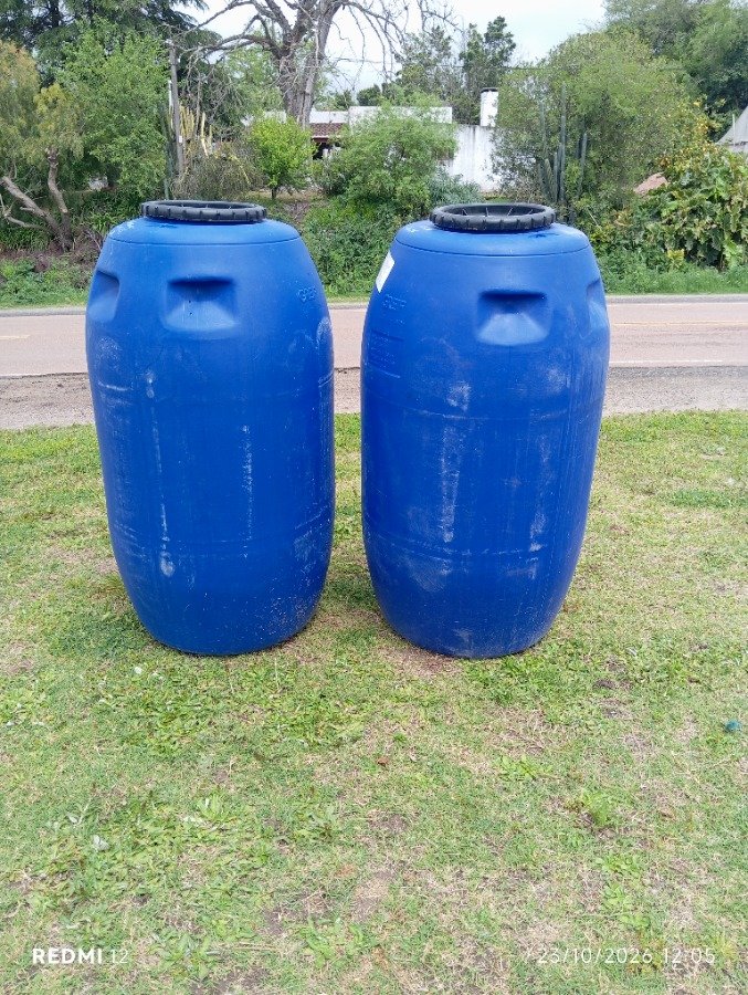 Dos Tanques Plásticos Azules de 200 Litros con Tapa Rosca Negra
