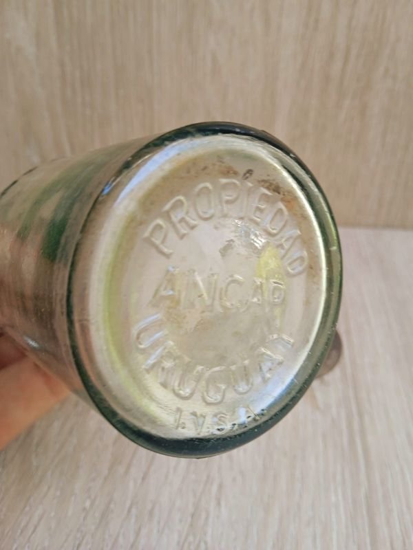 Botella de vidrio con moneda metálica - imagen 2