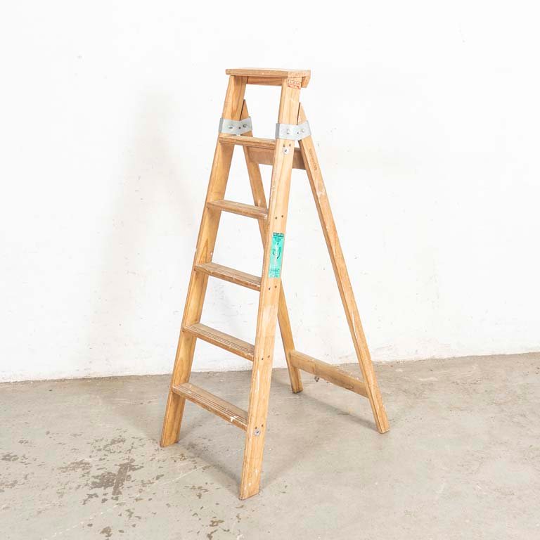 Lote siguiente: Escalera plegable de madera con detalles de uso