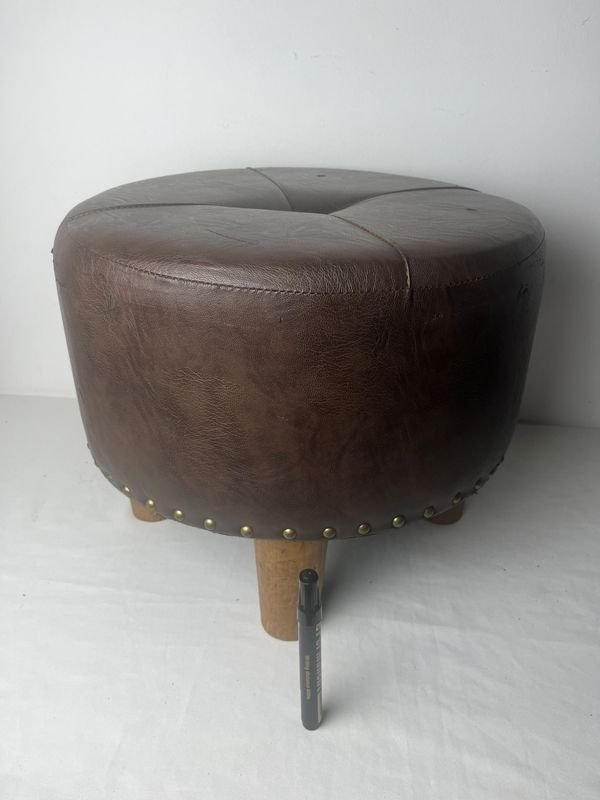 Silla de cuero con patas de madera - imagen 2