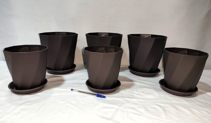 Lote de 6 Macetas Plásticas Marrones con Platos