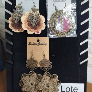 Lote siguiente: Caravanas Tejidas a Crochet con Detalles Metálicos Estilo Filigrana