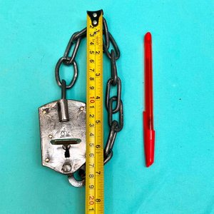Antiguo candado de estancia con cadena integrada. Con llave. Funcionando. Sellado con el logo de un perro ovejero apoyado en un candado. - imagen 5