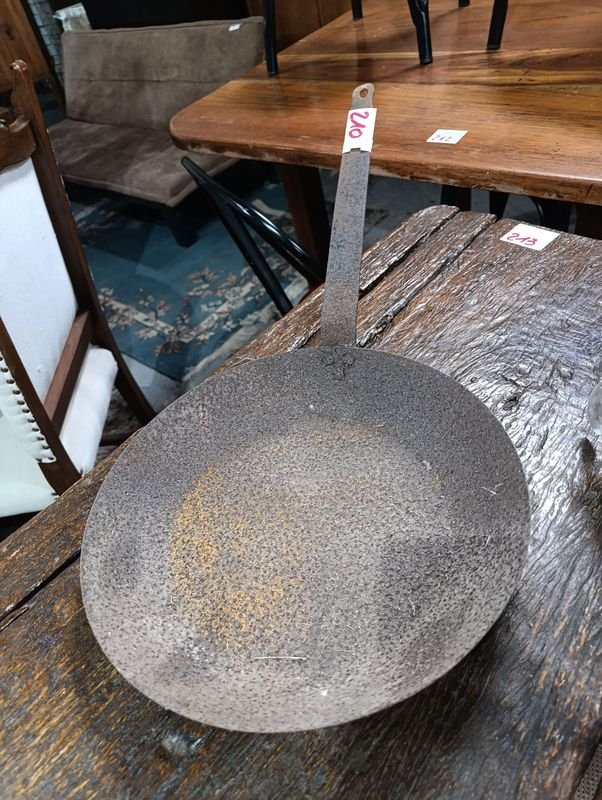 Antiguo Sartén de Chapa con Mango Largo