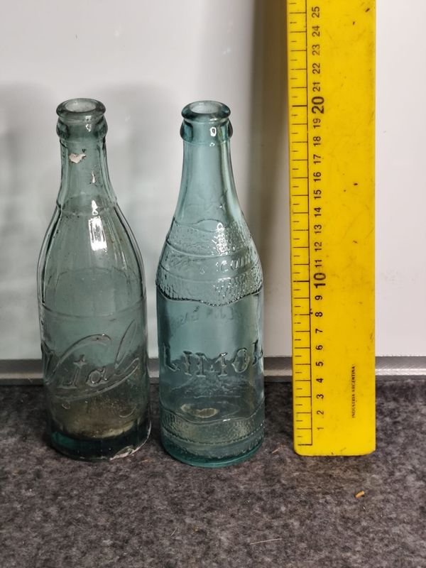 Dos Botellas Antiguas de Vidrio: Vital y Limól