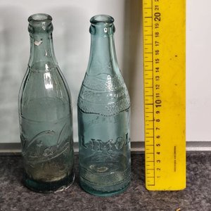 Lote siguiente: Dos Botellas Antiguas de Vidrio: Vital y Limól