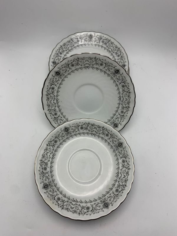 Lote siguiente: Platos de postre antiguos de porcelana
