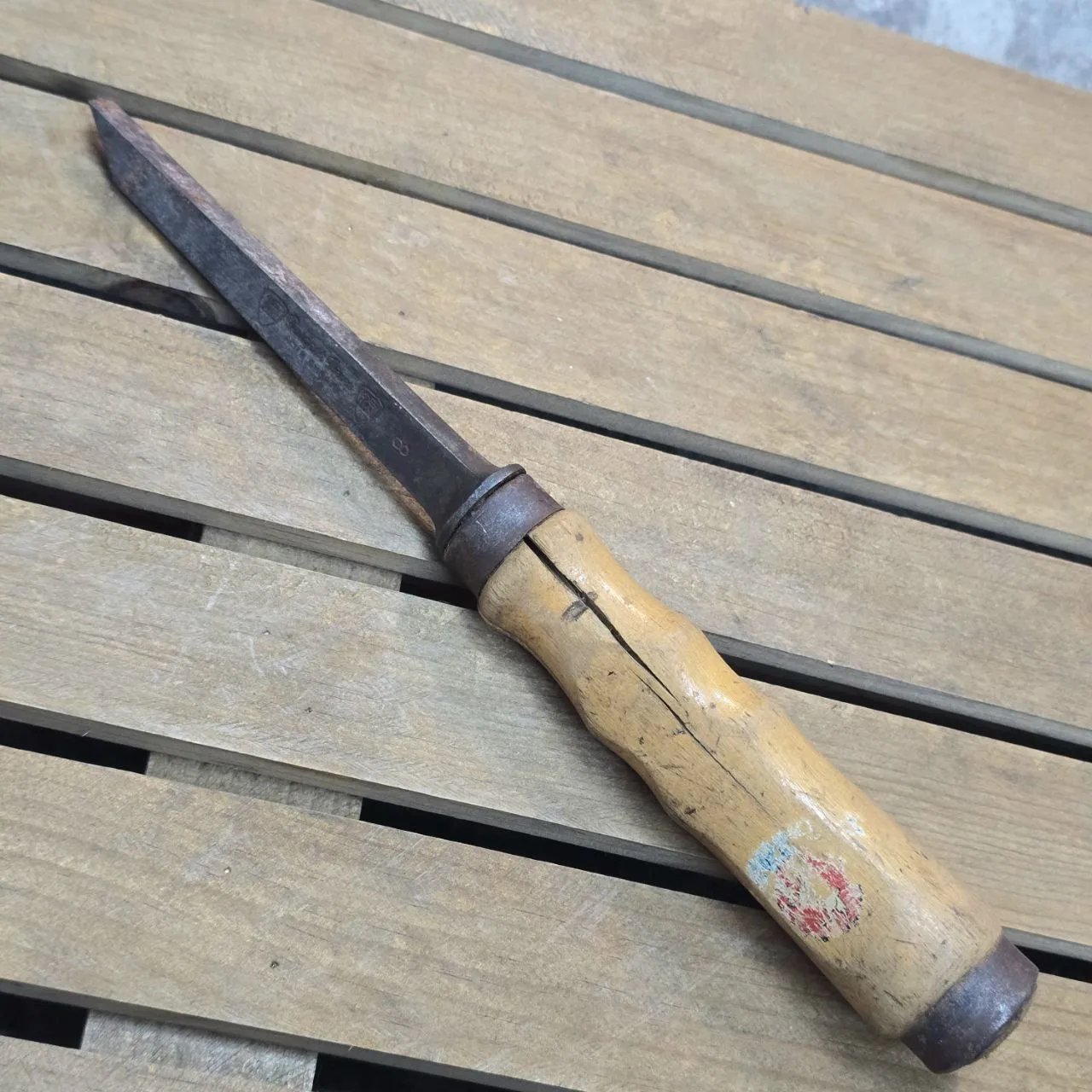Herramienta de mano con mango de madera y cuchilla metálica - imagen 1