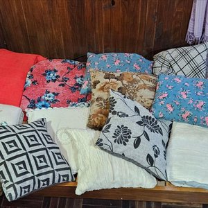Lote de 16 Almohadones Variados: Diseños Florales, Geométricos y Patchwork - imagen 5