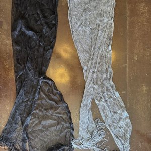 Par de Pañuelos Calados con Flecos - Negro y Gris Plateado - imagen 3