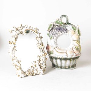 Lote siguiente: Juego de Porcelana: Espejo de Sobremesa y Marco de Reloj Decorativo