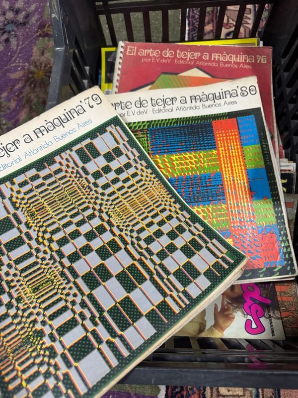 Colección de revistas y libros para tejidos, bordados y más - imagen 3