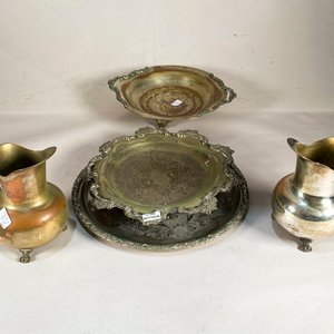 Lote siguiente: Juego de Bandejas y Jarra Antigua Repujada