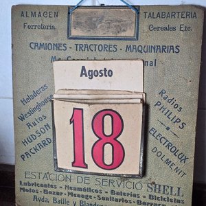 Conjunto Variado de Papelería Antigua: Calendario, Lápices de Colores, Reloj Despertador y Más - imagen 3